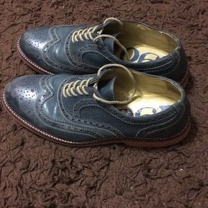 Brogues in blue leather